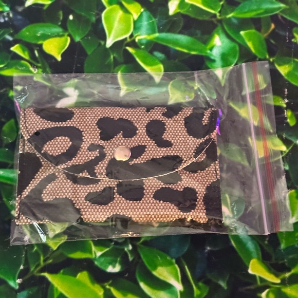 NWT SHEIN Leopard Gold Button Card Case - Picture 6 of 6